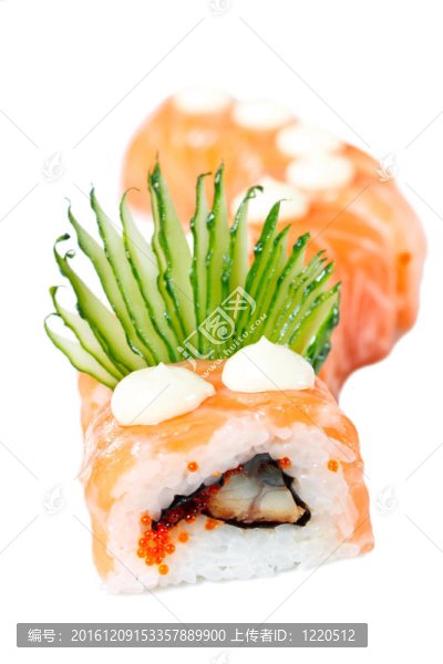 三文魚壽司卷；鰻魚黃瓜。紅色的龍