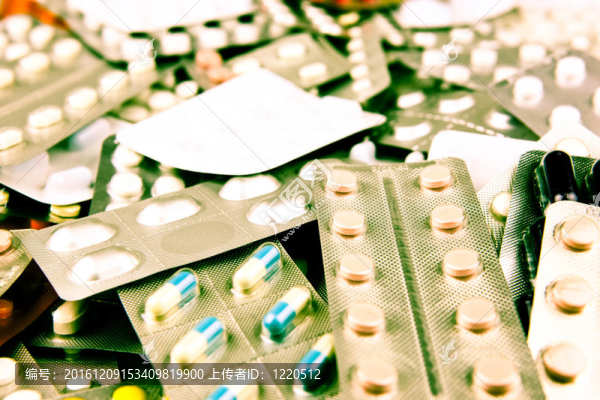 許多形狀和顏色組合在一起的藥丸