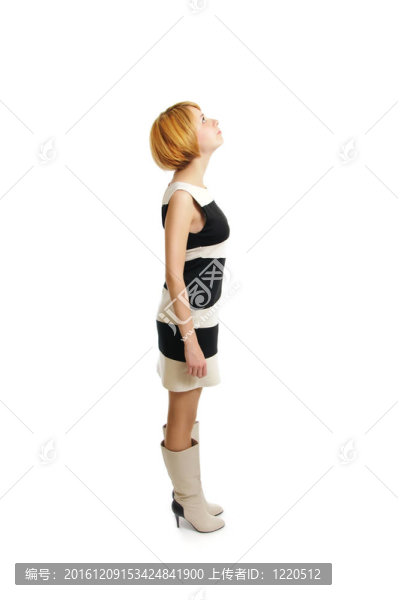 漂亮的年輕女子，穿著黑白相間的連衣裙，頭發(fā)黃，藍(lán)眼睛，白底背景