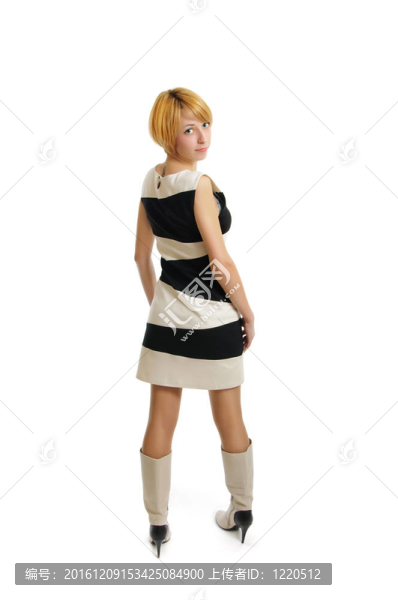 漂亮的年輕女子，穿著黑白相間的連衣裙，頭發(fā)黃，藍(lán)眼睛，白底背景