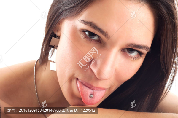 年輕的女人表現(xiàn)出她舌頭穿孔孤立在白色背景