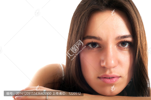 一個健康的棕色頭發(fā)看著相機白色隔離-醫(yī)療保健概念非常深色的年輕女子的肖像
