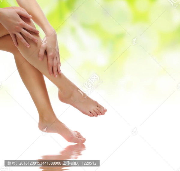 健康性感苗條女性的腿是用手按摩