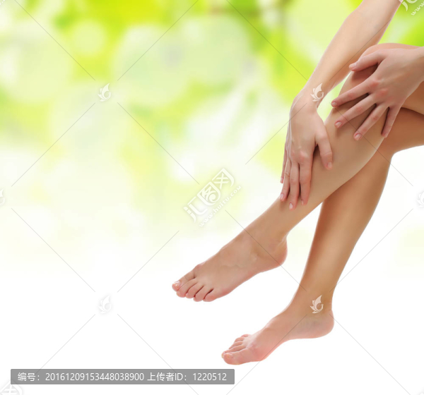 健康性感苗條女性的腿是用手按摩