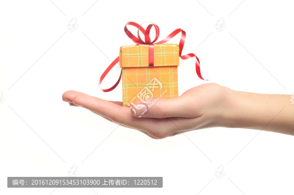 女子手持紅色和黃色禮品盒與弓孤立在白色背景