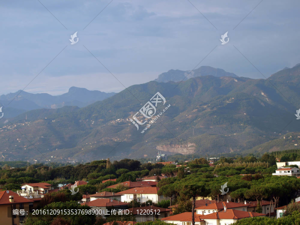 從Lido,di,Camaiore的濱海阿爾卑斯山脈的觀點