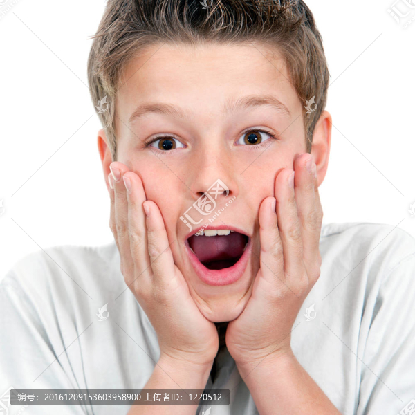 特寫鏡頭男孩表情驚人。