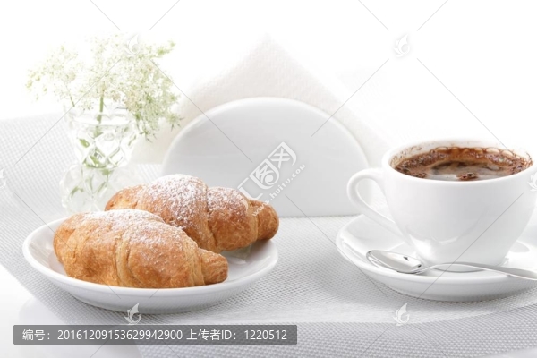 咖啡和牛角包