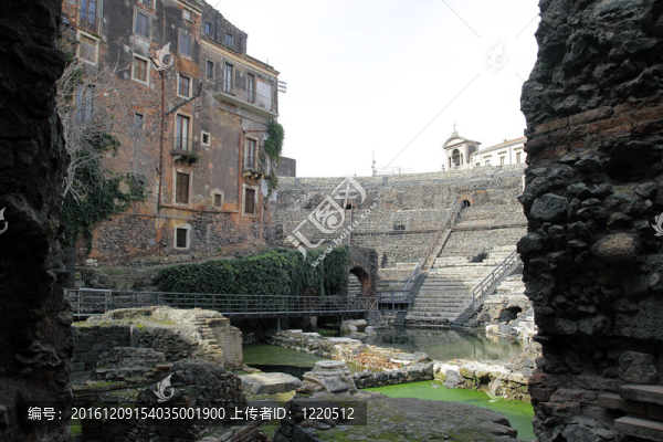 羅馬劇場遺址在Catania；