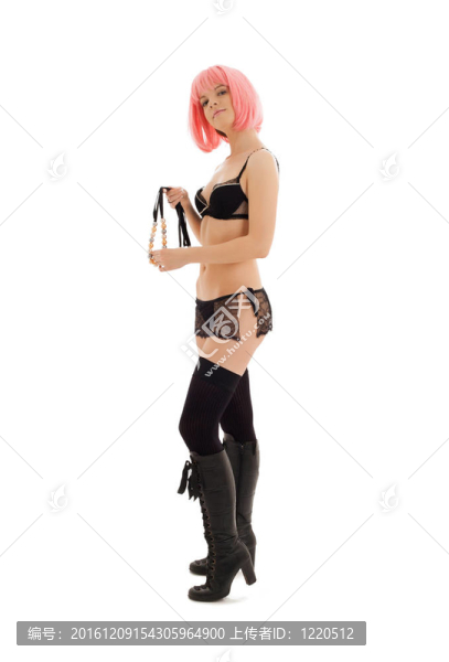 穿粉紅色頭發(fā)的黑色內(nèi)衣女孩