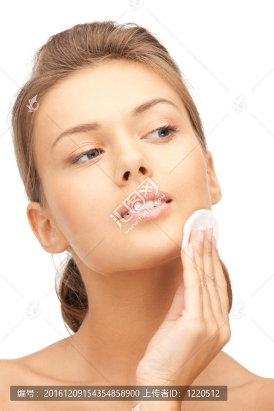 漂亮的女人用棉墊