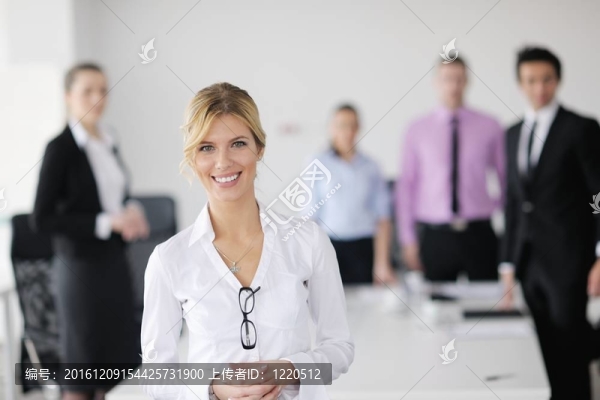 商界婦女與她的工作人員在后臺(tái)