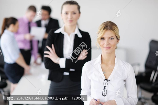 商界婦女與她的工作人員在后臺