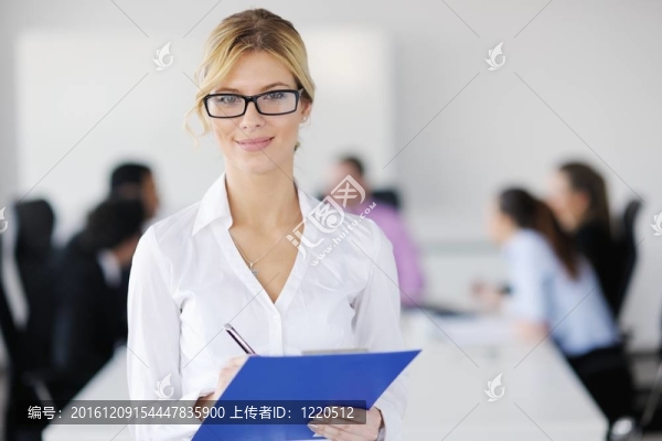 商界婦女與她的工作人員在后臺(tái)