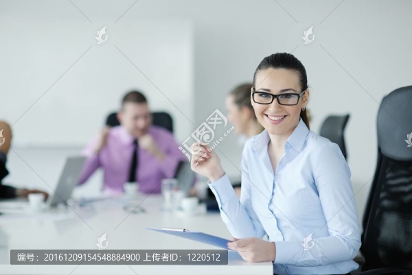 商界婦女與她的工作人員在后臺(tái)
