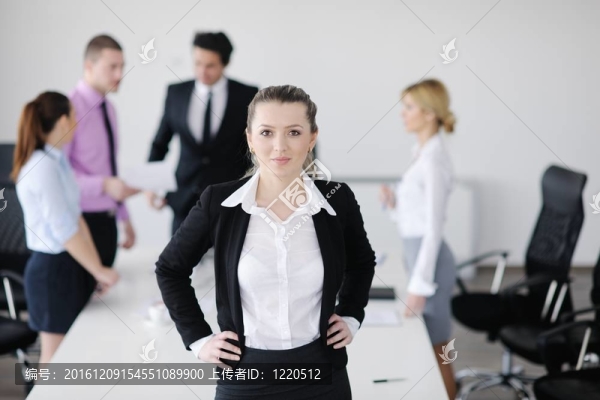商界婦女與她的工作人員在后臺
