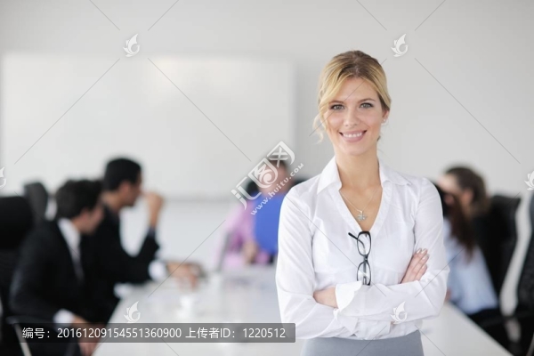 商界婦女與她的工作人員在后臺(tái)