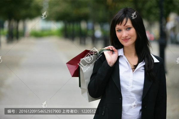 城里的女人拿著購物袋