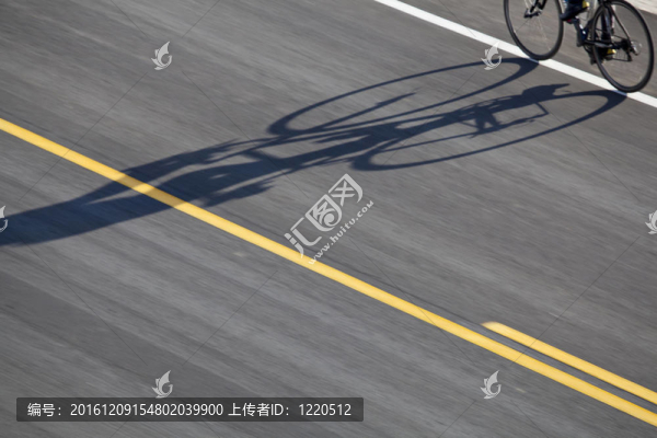 自行車；路與影