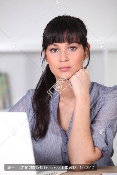 一個嚴肅女人的畫像