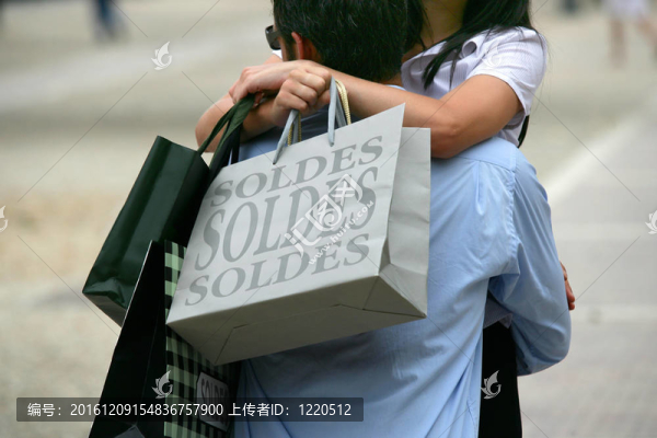 情侶擁抱購物袋