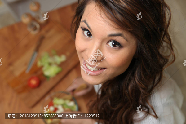 漂亮女孩烹飪；俯視圖
