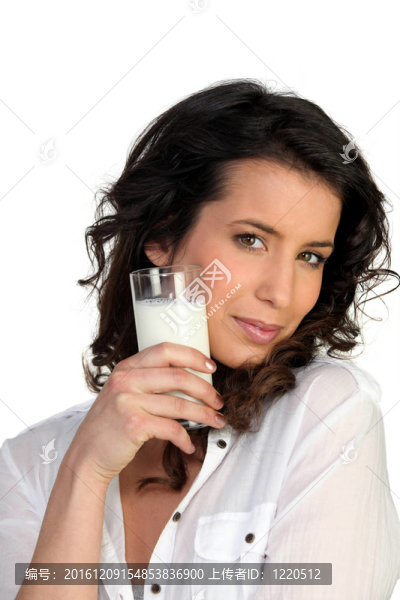 一杯牛奶的女人