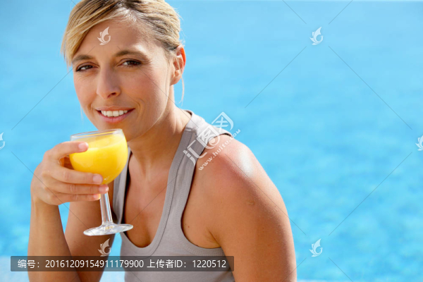 金發(fā)女子享受橙汁池