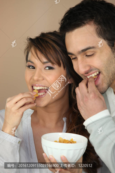 夫婦吃麥片