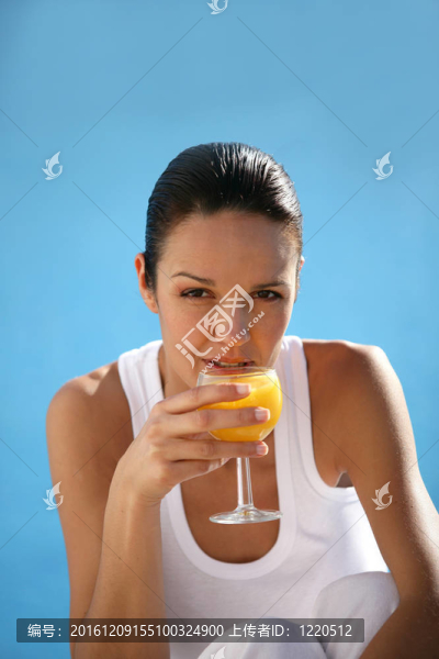 黑發(fā)喝橙汁的酒杯