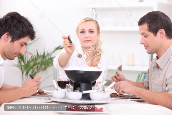 三朋友享受巧克力火鍋