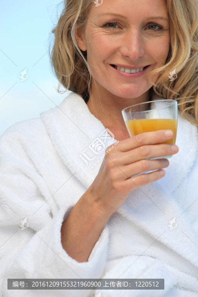 女人喝橙汁