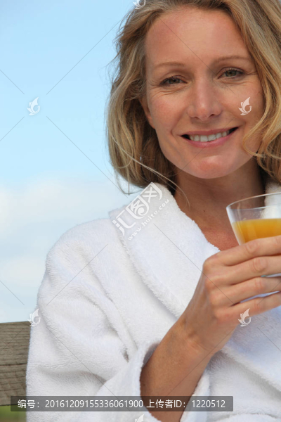 一杯橙汁的女人肖像