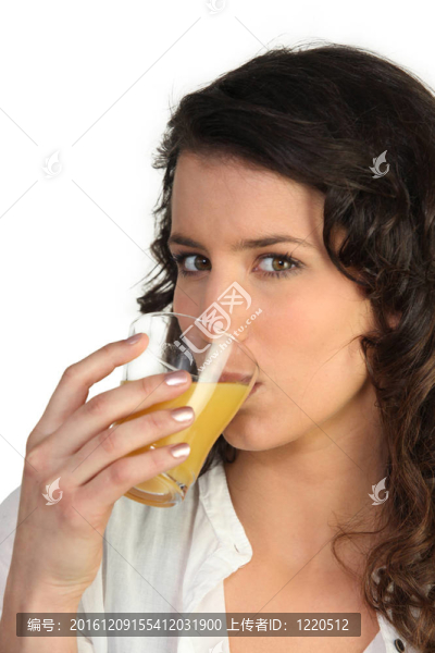 果汁的黑發(fā)的玻璃杯