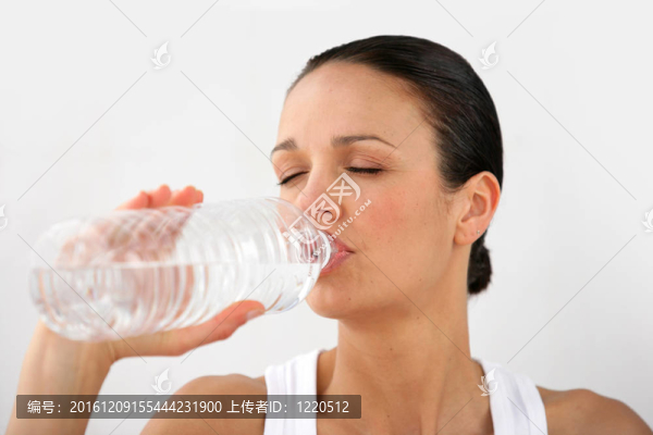 女子飲用瓶裝水