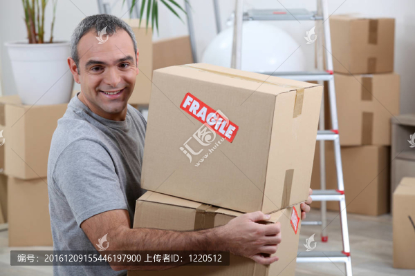 一個男人與cardoard框畫像