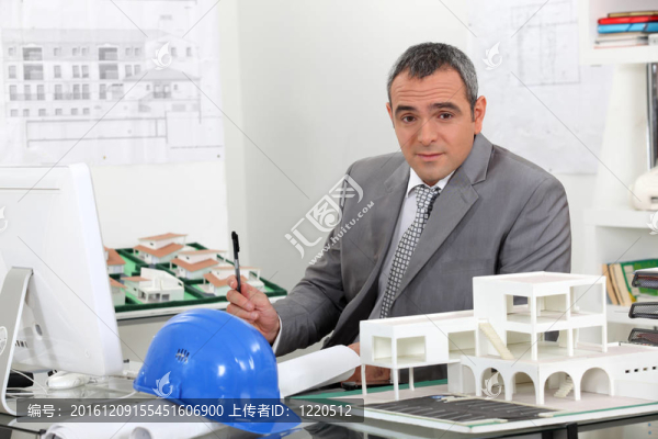 建筑師在辦公室被計(jì)劃包圍