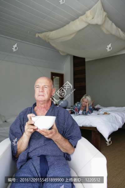夫婦決定在一天的懶惰開始