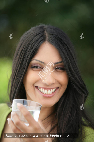 年輕女子喝一杯水