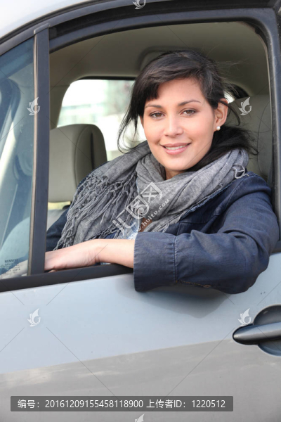 開車的女人