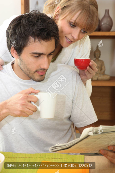 夫婦一起吃早餐