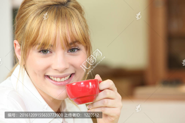 年輕女子喝咖啡