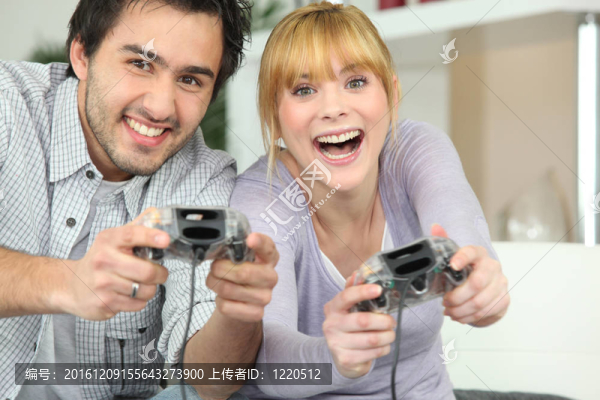 情侶玩電子游戲
