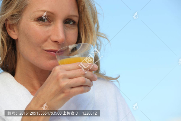 女人喝杯橙汁