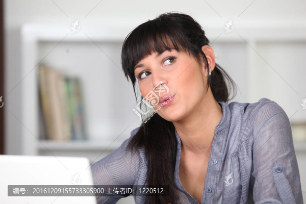 女人在辦公室吹口哨