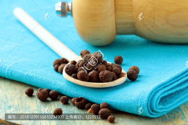 黑胡椒堆在木板上