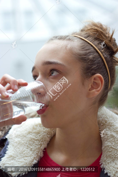 少女飲用水