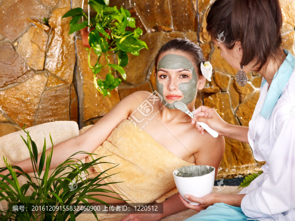 有身體面具的年輕女子。