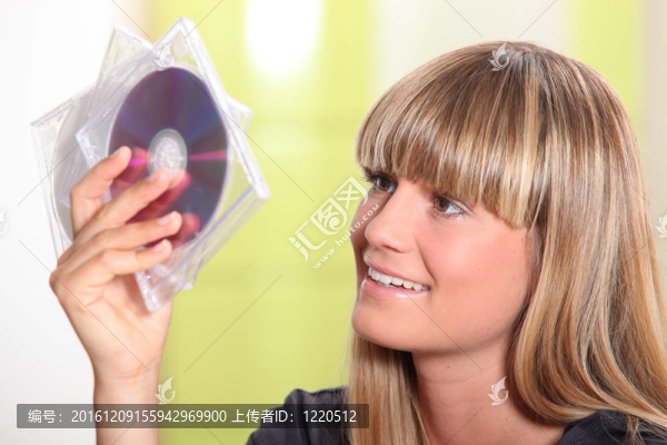 女子拿著CD