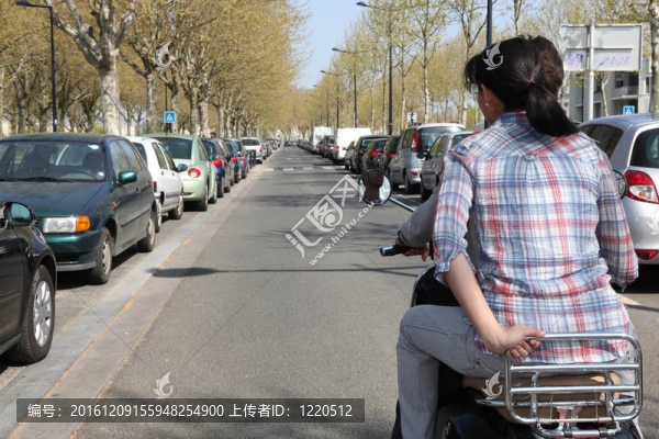 情侶騎踏板車穿越城市